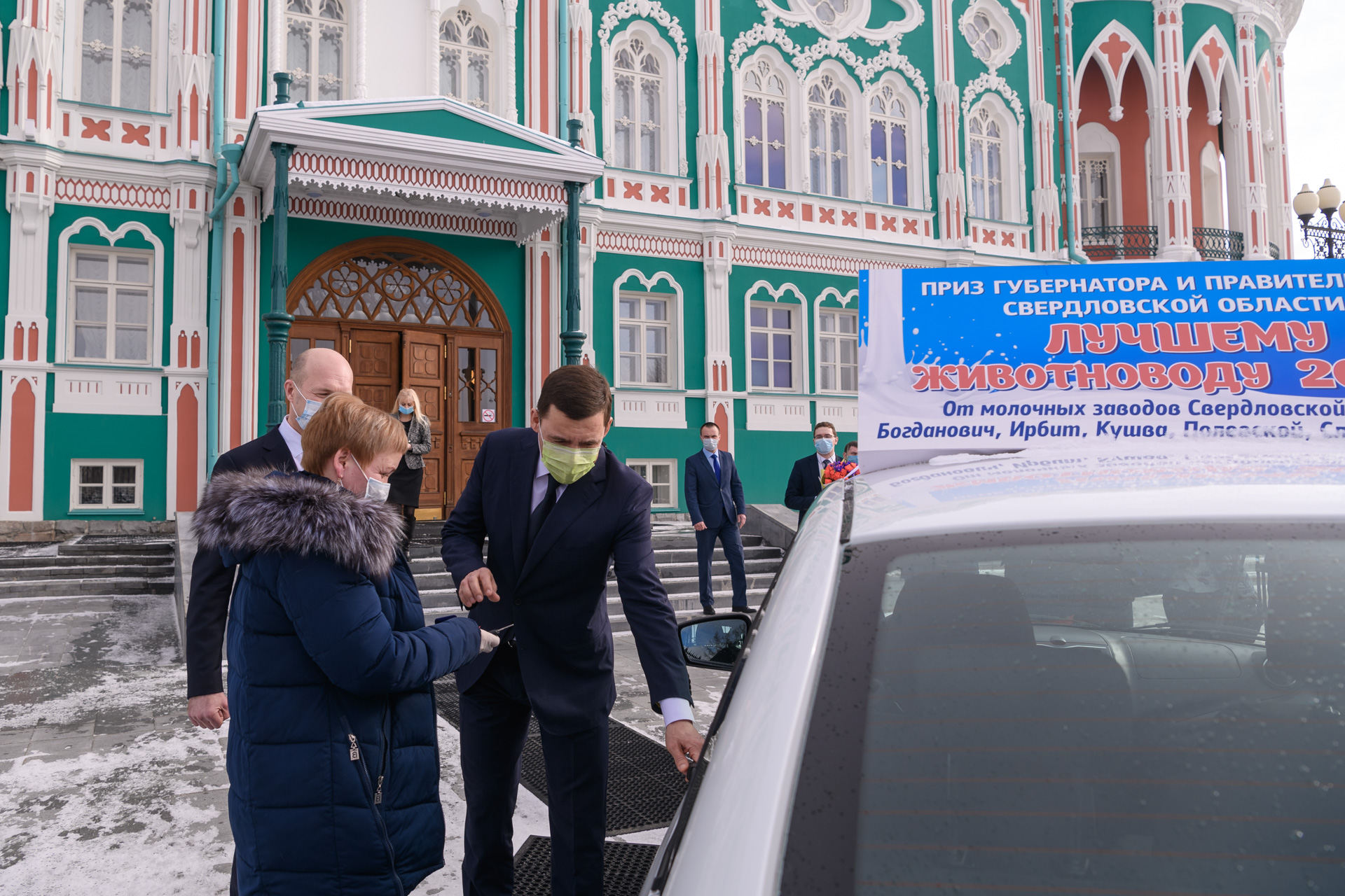 Евгений Куйвашев подарил лучшей доярке Свердловской области автомобиль -  Новости Свердловской области - Информационный портал Свердловской области